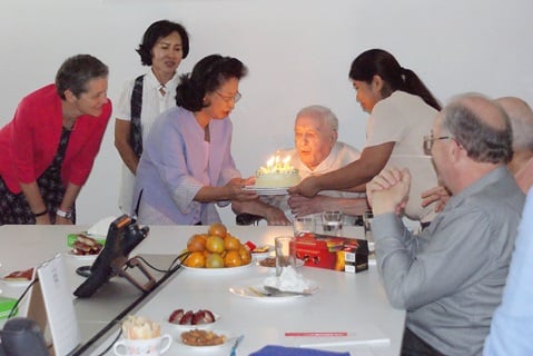 WHO colleagues celebrate 100th birthday of a former staff.